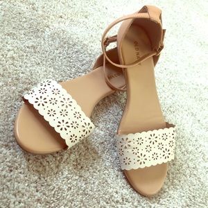 HP x2 ⭐️ Floral Strap Flats